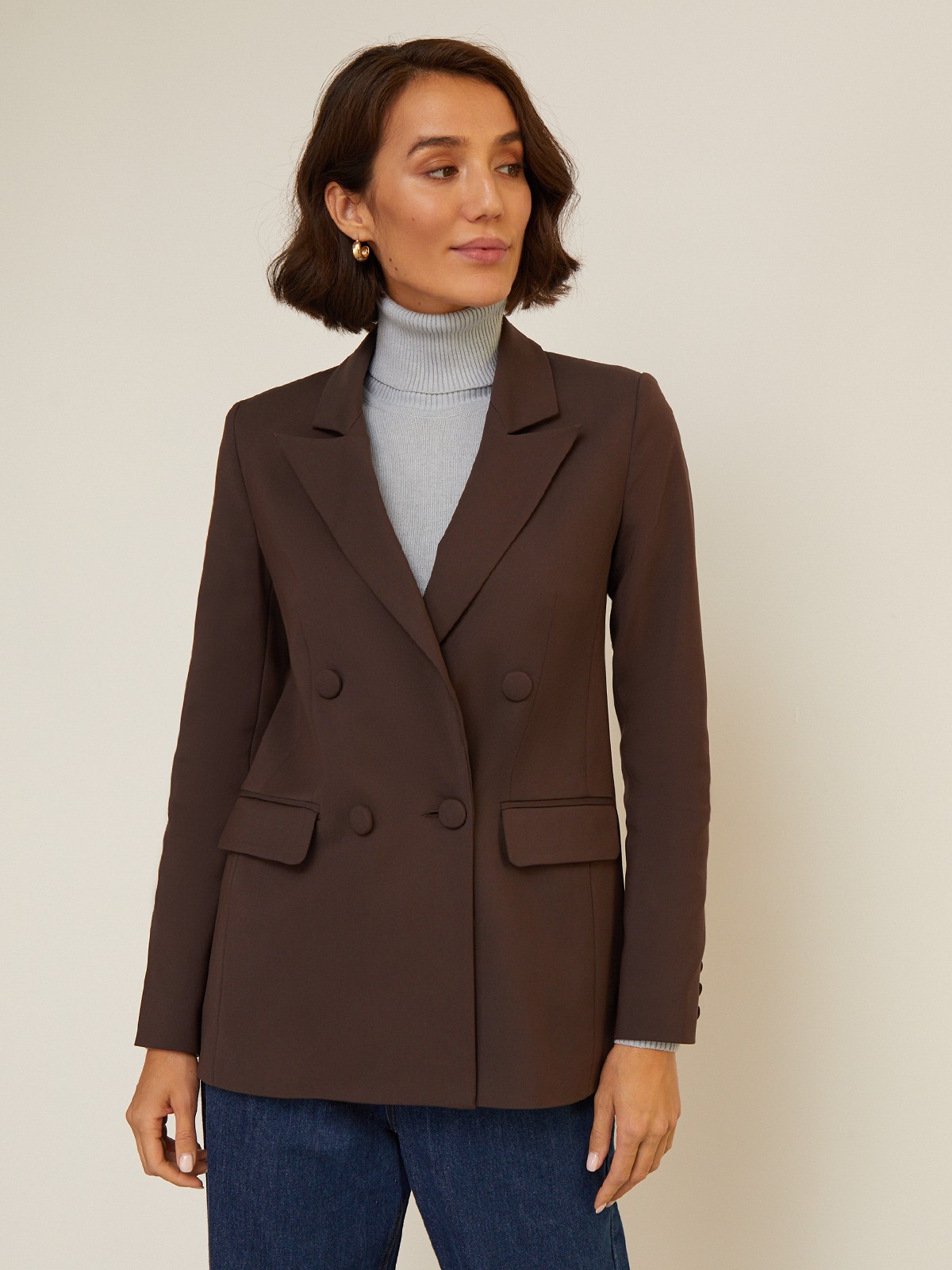 Жакет двубортный с обтяжными пуговицами, цвет: коричневый Allweneed Двубортный жакет свободного кроя с обтяжными пуговицами и клапанами на карманах. Сочетайте с брюками в тон для создания изысканного, делового или вечернего образа. Бестселлер базовой коллекции, который мы повторили этой осенью в глубоких природных оттенках.
На модели размер XS
