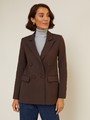 Жакет двубортный с обтяжными пуговицами, цвет: коричневый Allweneed Двубортный жакет свободного кроя с обтяжными пуговицами и клапанами на карманах. Сочетайте с брюками в тон для создания изысканного, делового или вечернего образа. Бестселлер базовой коллекции, который мы повторили этой осенью в глубоких природных оттенках.
На модели размер XS