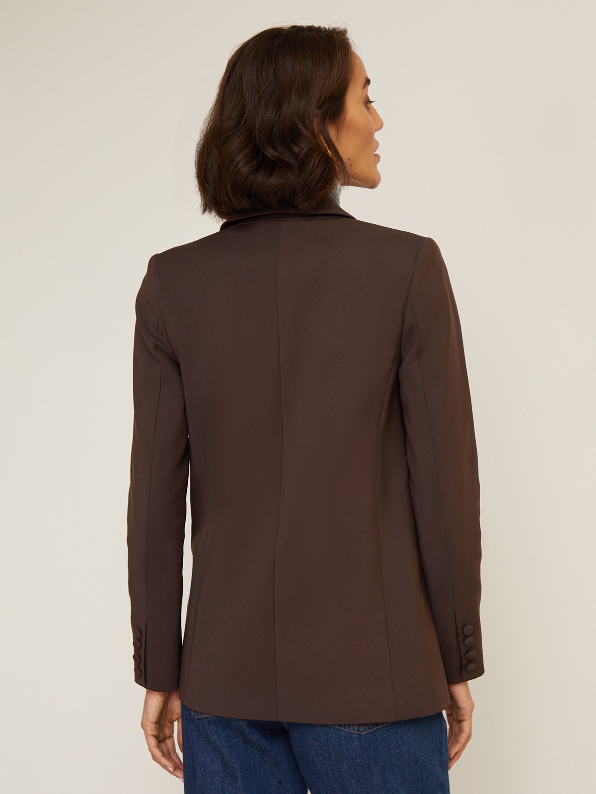 Жакет двубортный с обтяжными пуговицами, цвет: коричневый Allweneed Двубортный жакет свободного кроя с обтяжными пуговицами и клапанами на карманах. Сочетайте с брюками в тон для создания изысканного, делового или вечернего образа. Бестселлер базовой коллекции, который мы повторили этой осенью в глубоких природных оттенках.
На модели размер XS