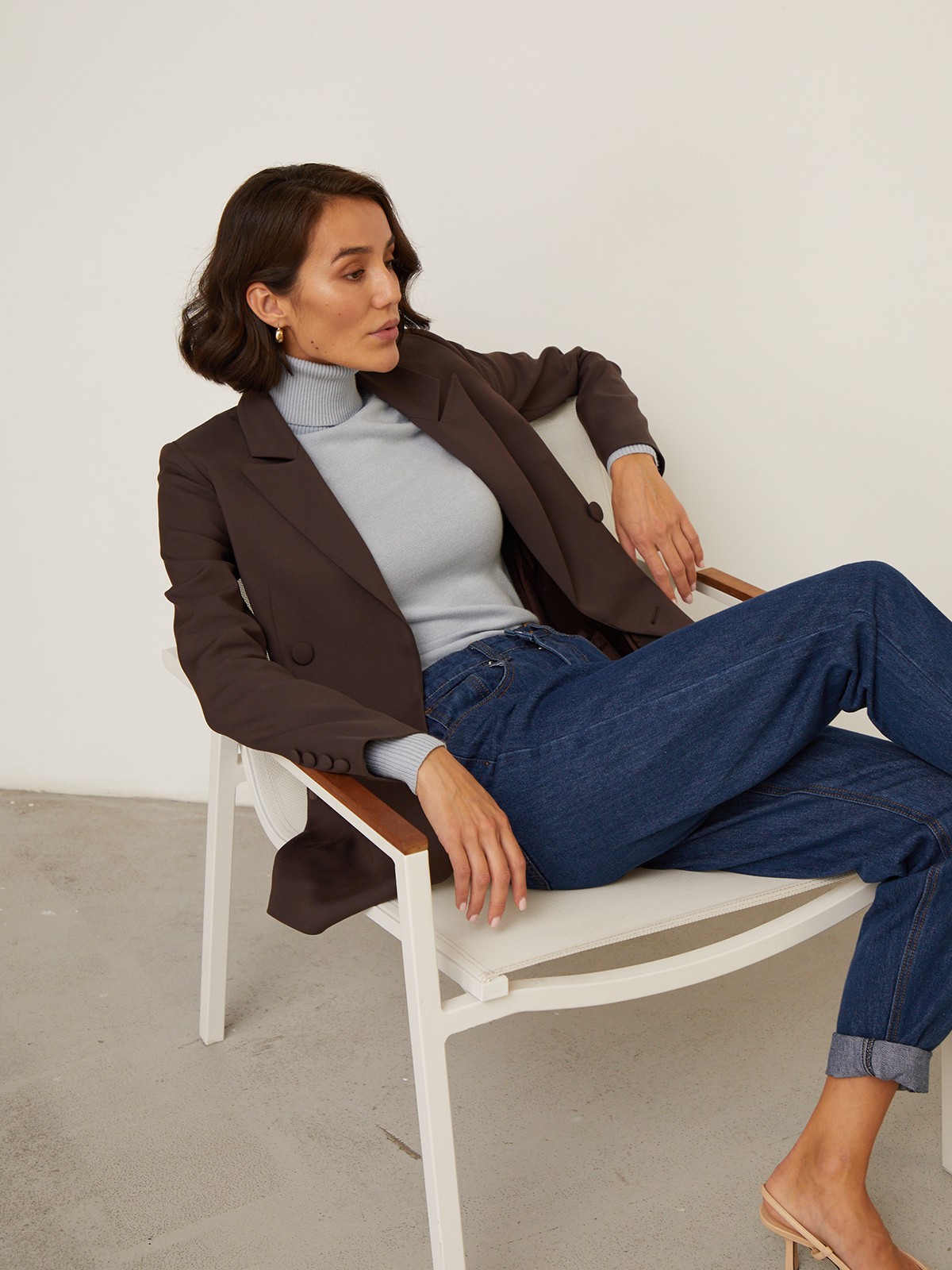 Жакет двубортный с обтяжными пуговицами, цвет: коричневый Allweneed Двубортный жакет свободного кроя с обтяжными пуговицами и клапанами на карманах. Сочетайте с брюками в тон для создания изысканного, делового или вечернего образа. Бестселлер базовой коллекции, который мы повторили этой осенью в глубоких природных оттенках.
На модели размер XS