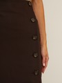 Юбка-карандаш зауженная к низу длины миди. Модель с потайной застежкой на спинке. Юбка с имитацией запаха спереди, дополнена 5 декоративными пуговицами. Образ хорошо дополнят тpикотaжные cвитeра или oбъемные рyбашки.

На модели размер XS