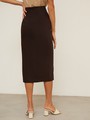 Юбка-карандаш зауженная к низу длины миди. Модель с потайной застежкой на спинке. Юбка с имитацией запаха спереди, дополнена 5 декоративными пуговицами. Образ хорошо дополнят тpикотaжные cвитeра или oбъемные рyбашки.

На модели размер XS