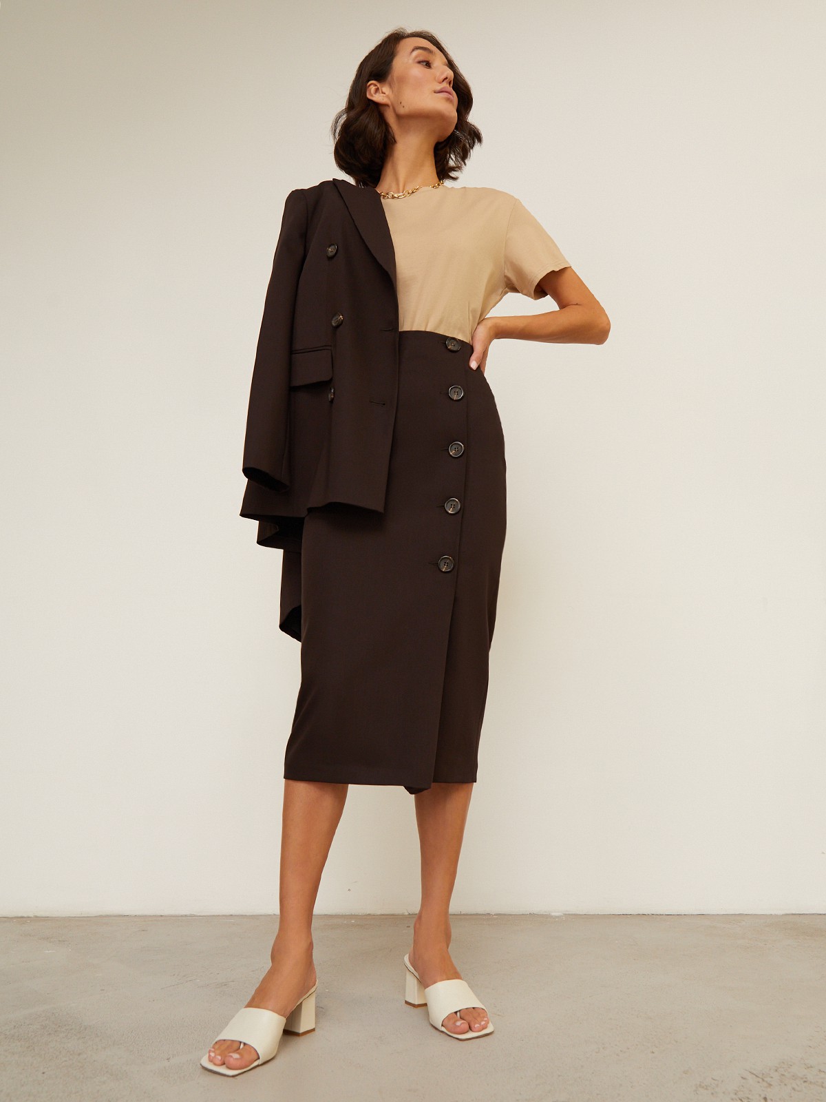 Юбка-карандаш зауженная к низу длины миди. Модель с потайной застежкой на спинке. Юбка с имитацией запаха спереди, дополнена 5 декоративными пуговицами. Образ хорошо дополнят тpикотaжные cвитeра или oбъемные рyбашки.

На модели размер XS