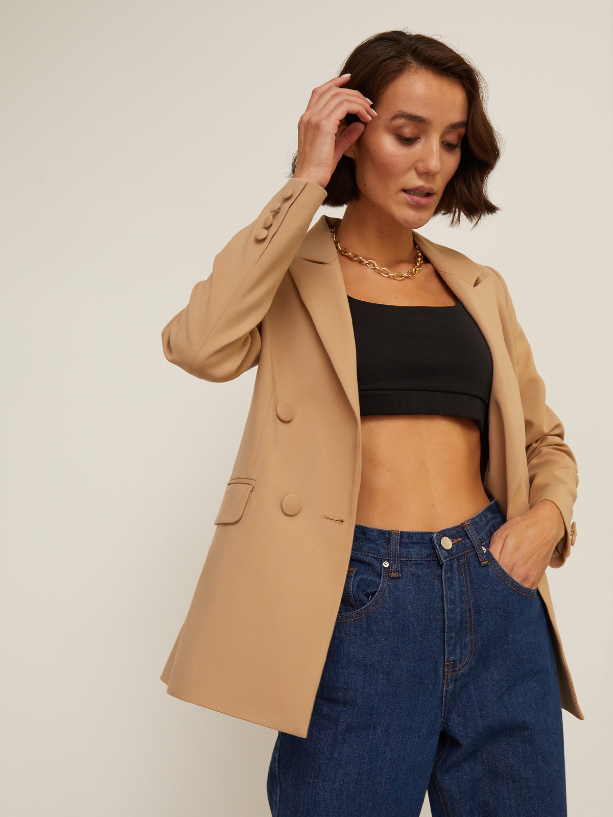 Двубортный жакет свободного кроя с обтяжными пуговицами и клапанами на карманах. Сочетайте с брюками в тон для создания изысканного, делового или вечернего образа. Бестселлер базовой коллекции, который мы повторили этой осенью в глубоких природных оттенках.

На модели размер XS