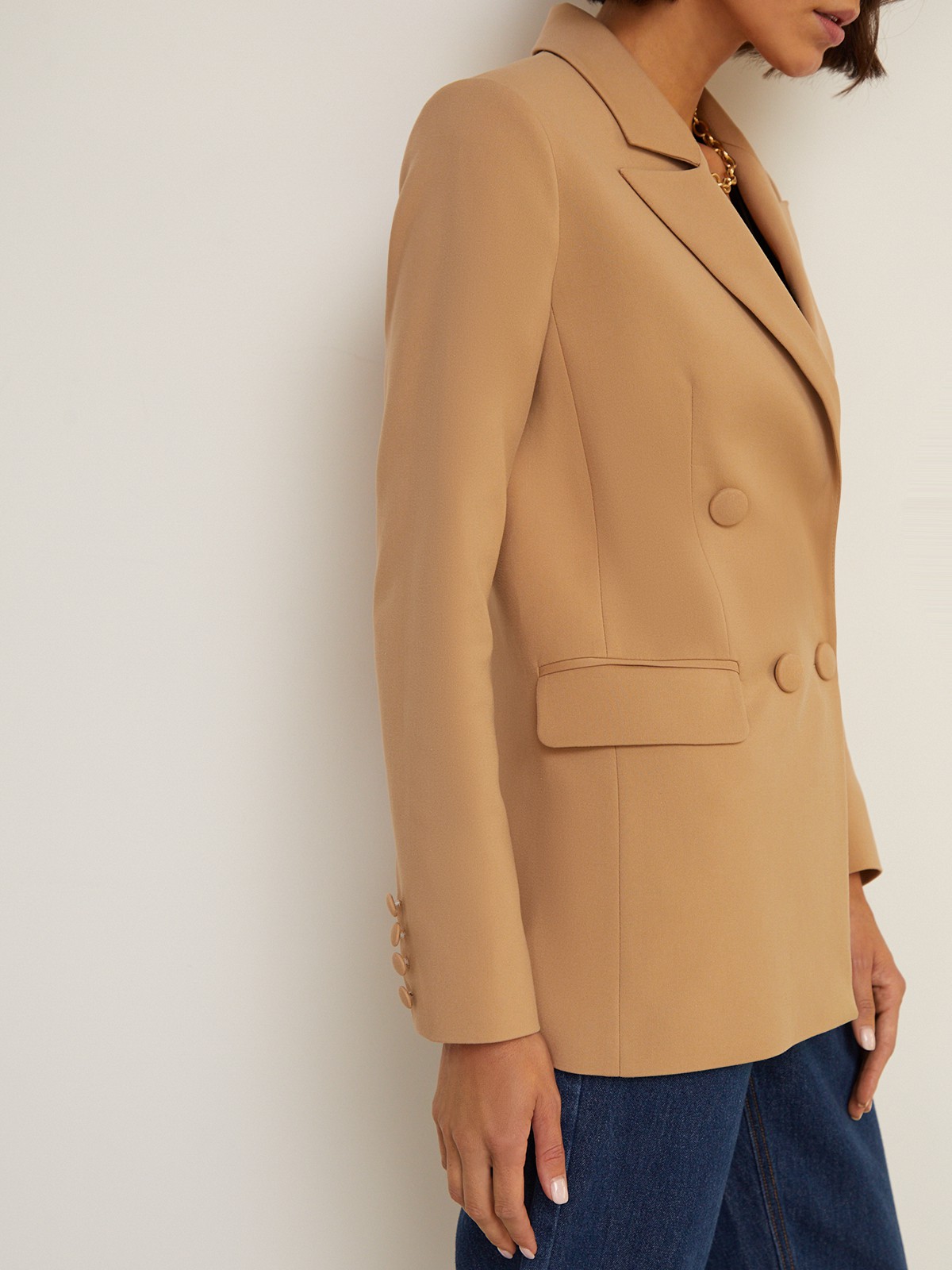 Двубортный жакет свободного кроя с обтяжными пуговицами и клапанами на карманах. Сочетайте с брюками в тон для создания изысканного, делового или вечернего образа. Бестселлер базовой коллекции, который мы повторили этой осенью в глубоких природных оттенках.

На модели размер XS