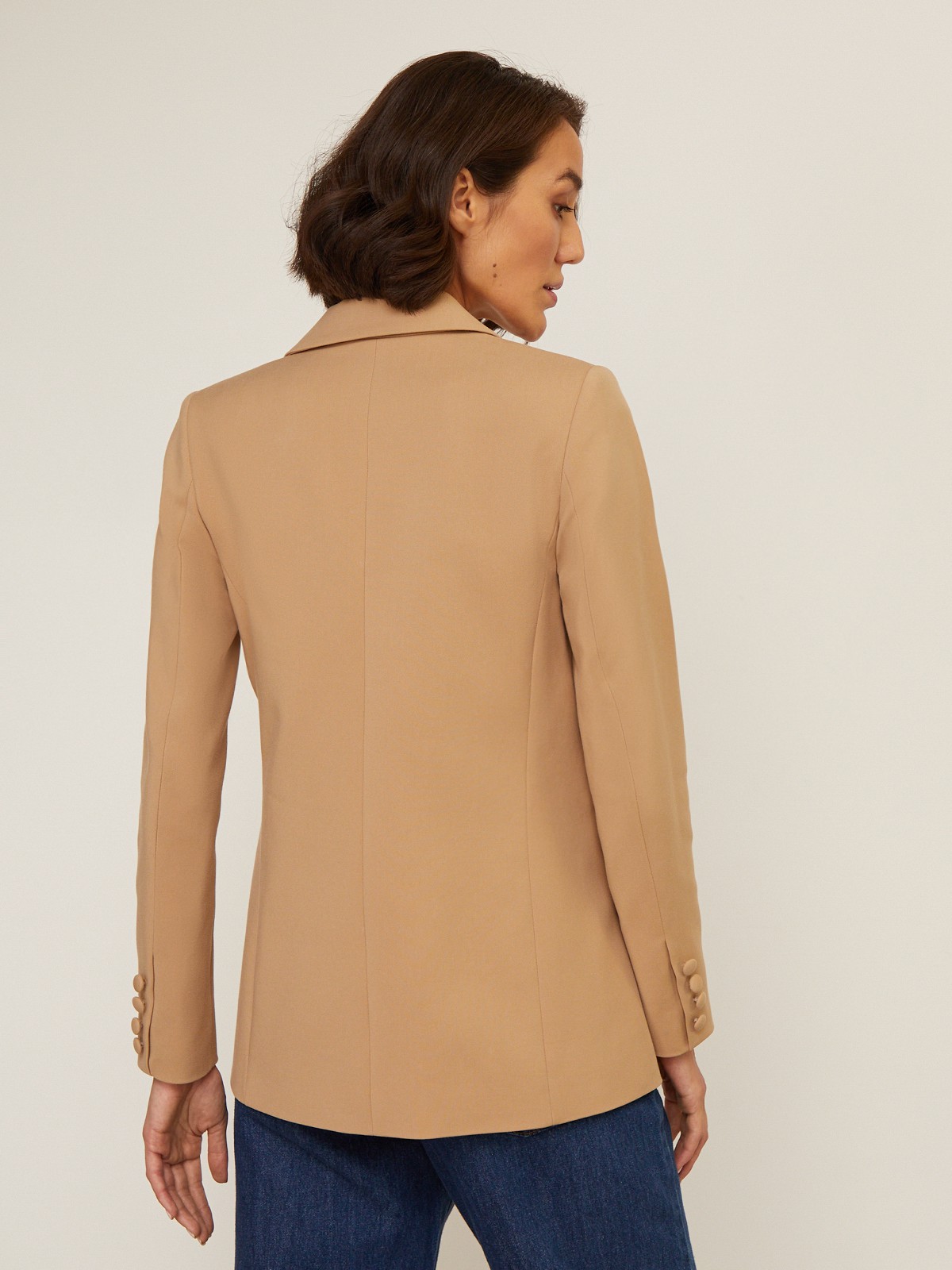 Двубортный жакет свободного кроя с обтяжными пуговицами и клапанами на карманах. Сочетайте с брюками в тон для создания изысканного, делового или вечернего образа. Бестселлер базовой коллекции, который мы повторили этой осенью в глубоких природных оттенках.

На модели размер XS