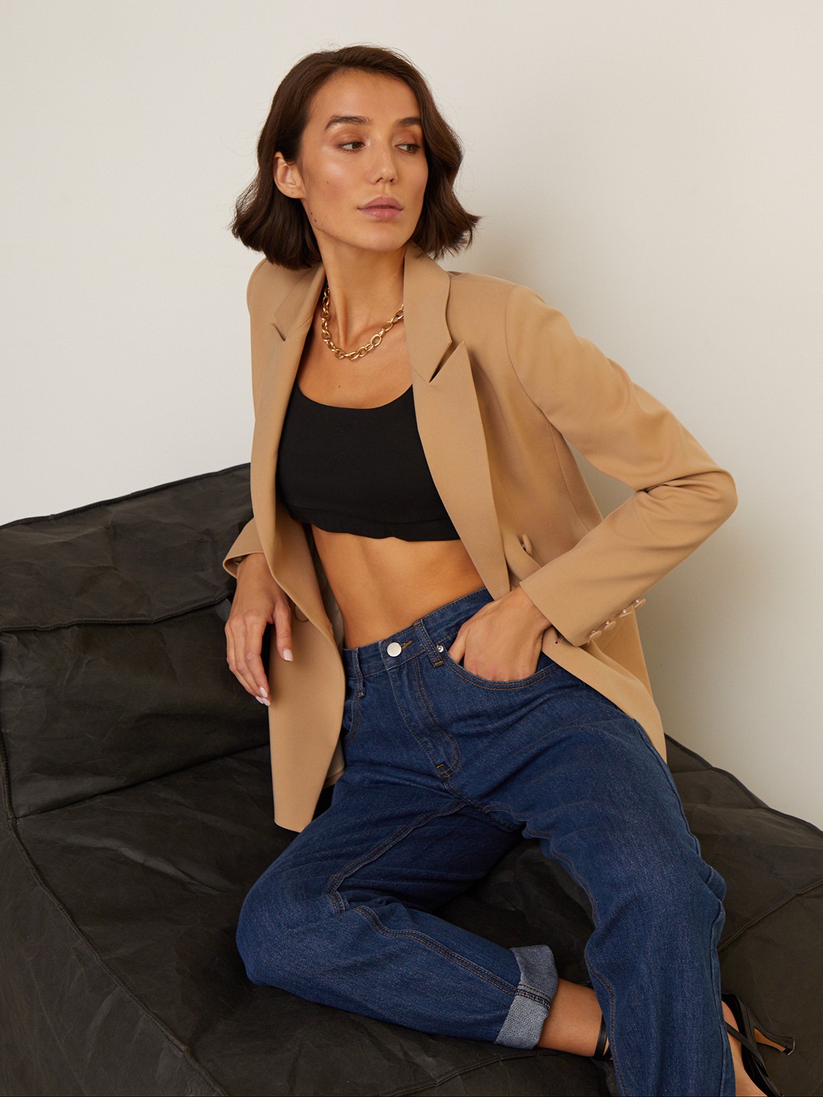 Двубортный жакет свободного кроя с обтяжными пуговицами и клапанами на карманах. Сочетайте с брюками в тон для создания изысканного, делового или вечернего образа. Бестселлер базовой коллекции, который мы повторили этой осенью в глубоких природных оттенках.

На модели размер XS