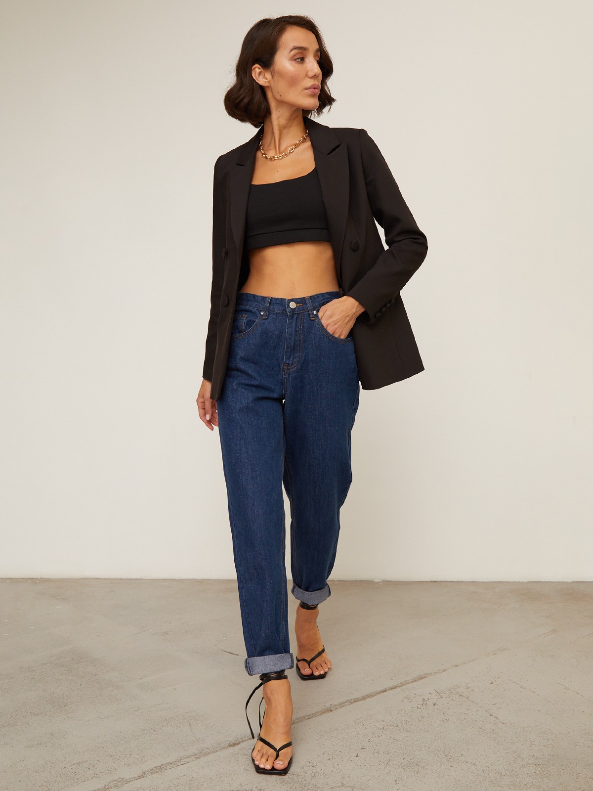 Двубортный жакет свободного кроя с обтяжными пуговицами и клапанами на карманах. Сочетайте с брюками в тон для создания изысканного, делового или вечернего образа. Бестселлер базовой коллекции, который мы повторили этой осенью в глубоких природных оттенках.

На модели размер XS