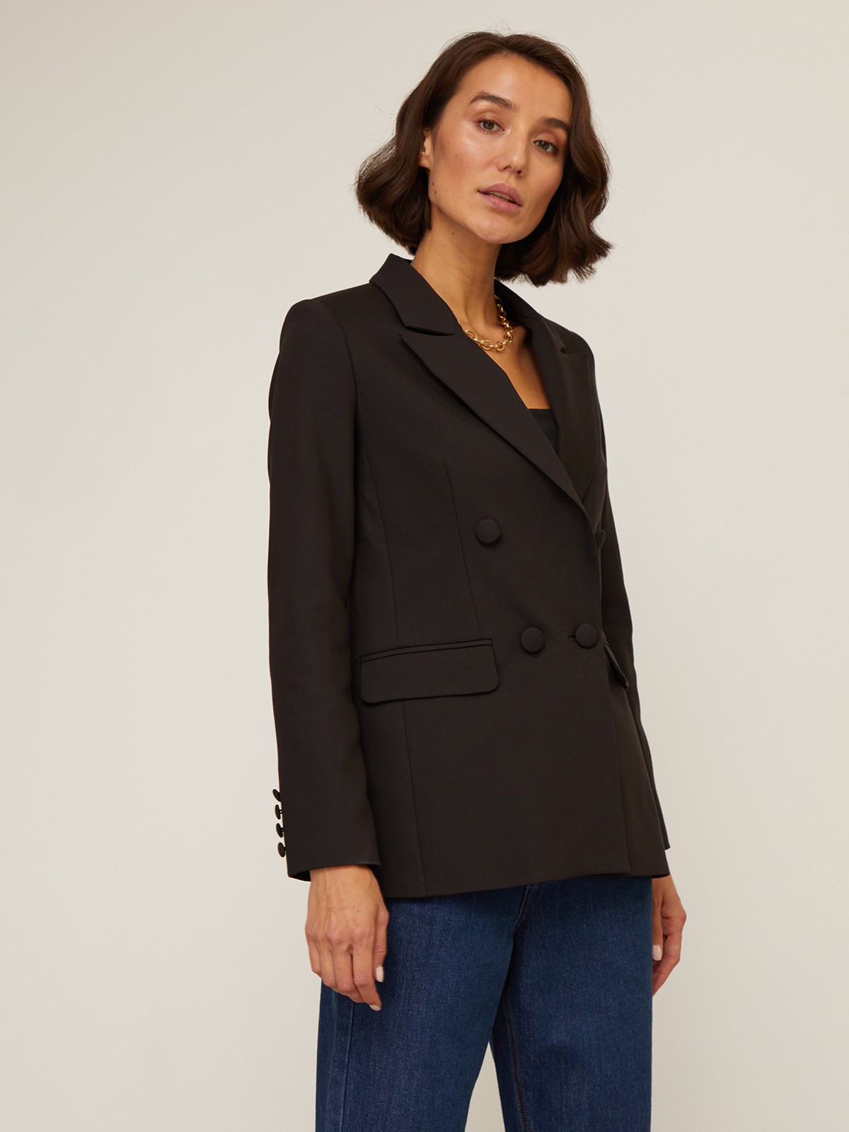 Двубортный жакет свободного кроя с обтяжными пуговицами и клапанами на карманах. Сочетайте с брюками в тон для создания изысканного, делового или вечернего образа. Бестселлер базовой коллекции, который мы повторили этой осенью в глубоких природных оттенках.

На модели размер XS