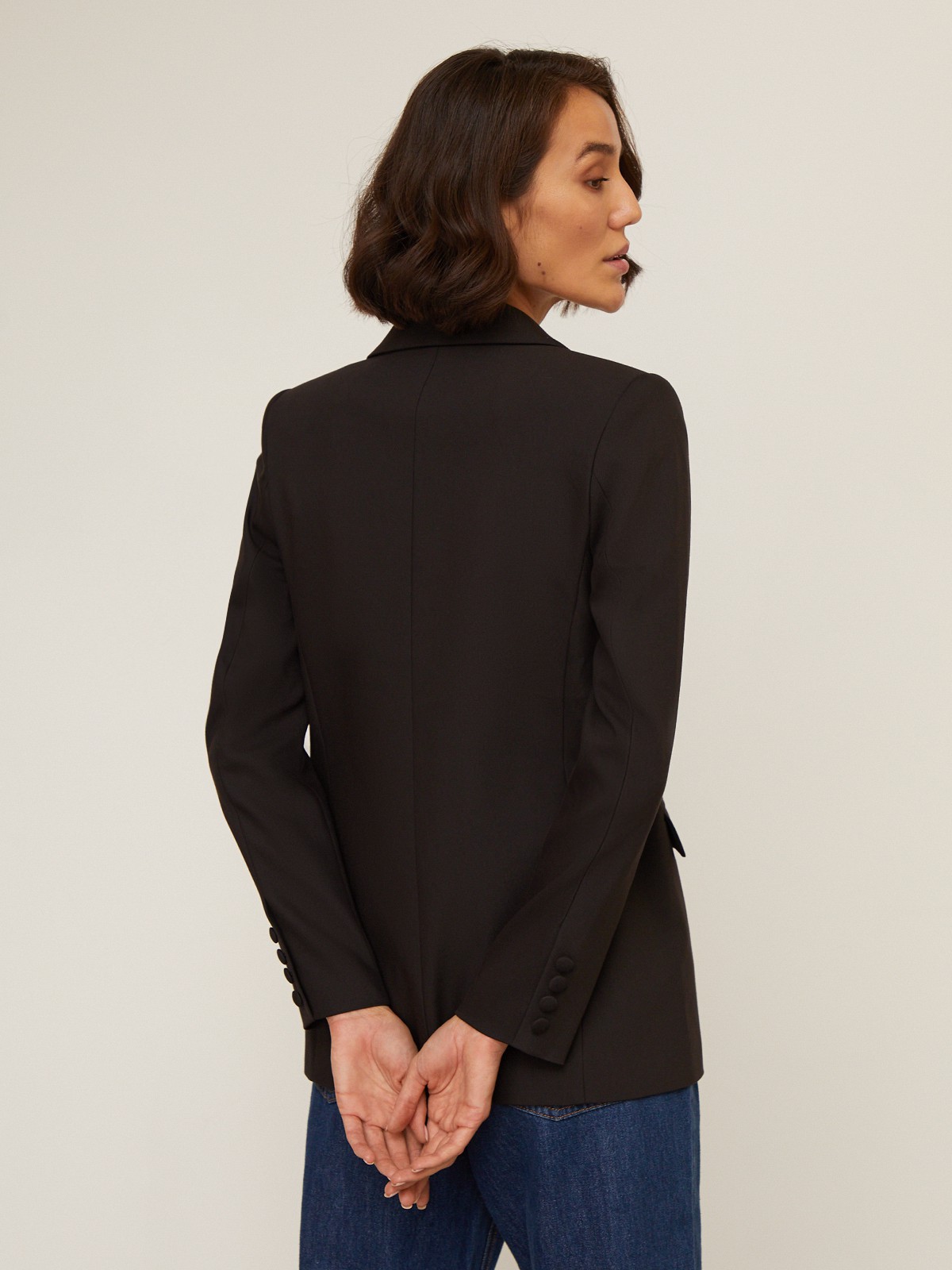 Двубортный жакет свободного кроя с обтяжными пуговицами и клапанами на карманах. Сочетайте с брюками в тон для создания изысканного, делового или вечернего образа. Бестселлер базовой коллекции, который мы повторили этой осенью в глубоких природных оттенках.

На модели размер XS