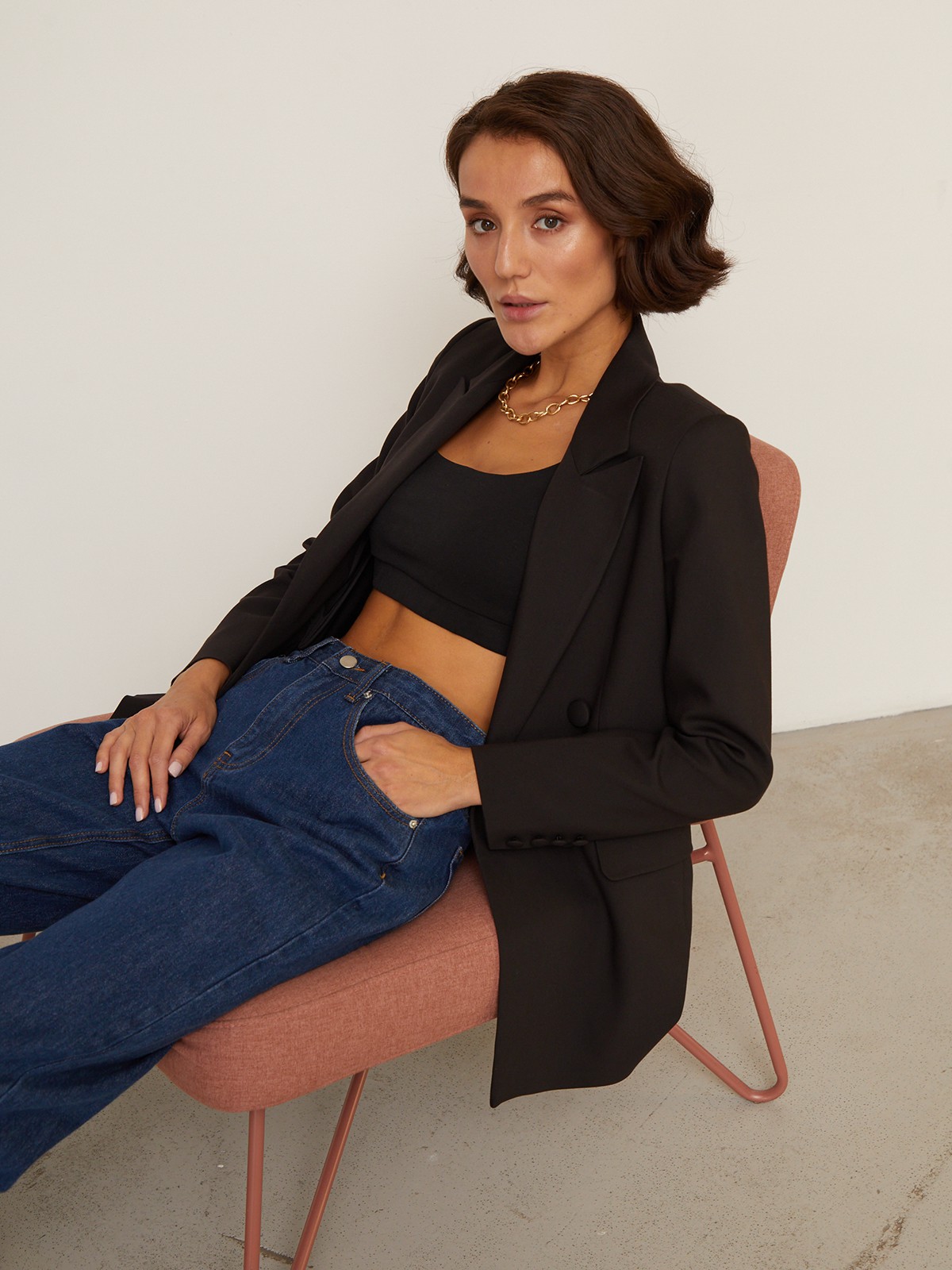 Двубортный жакет свободного кроя с обтяжными пуговицами и клапанами на карманах. Сочетайте с брюками в тон для создания изысканного, делового или вечернего образа. Бестселлер базовой коллекции, который мы повторили этой осенью в глубоких природных оттенках.

На модели размер XS