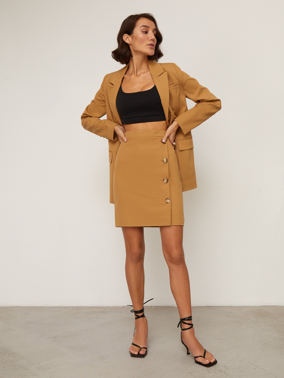 Жакет однобортный, цвет: кэмел Allweneed Удлиненный однобортный жакетс плечевыми накладками. Крой oversize дает отсылку к стилю мужского пиджака. Модель полуприталенного силуэта подчеркивает женственность фигуры. Жакет можно сочетать с брюками в тон, узкой юбкой или джинсами.
Цветомодели кэмел и терракотовый на 35% выполнены из переработанного пластика.
На модели размер XS