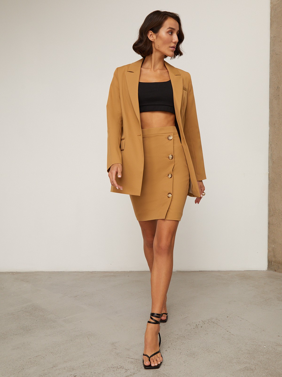 Жакет однобортный, цвет: кэмел Allweneed Удлиненный однобортный жакетс плечевыми накладками. Крой oversize дает отсылку к стилю мужского пиджака. Модель полуприталенного силуэта подчеркивает женственность фигуры. Жакет можно сочетать с брюками в тон, узкой юбкой или джинсами.
Цветомодели кэмел и терракотовый на 35% выполнены из переработанного пластика.
На модели размер XS