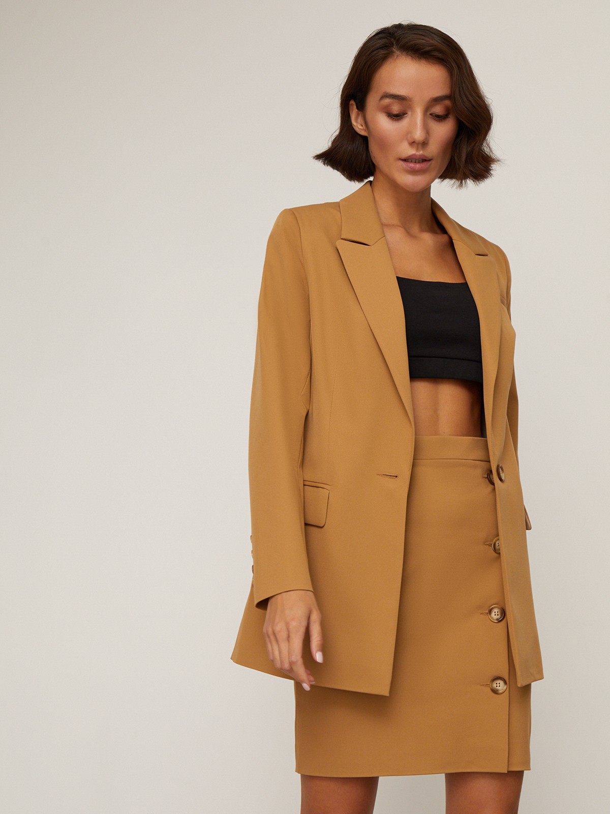 Жакет однобортный, цвет: кэмел Allweneed Удлиненный однобортный жакетс плечевыми накладками. Крой oversize дает отсылку к стилю мужского пиджака. Модель полуприталенного силуэта подчеркивает женственность фигуры. Жакет можно сочетать с брюками в тон, узкой юбкой или джинсами.
Цветомодели кэмел и терракотовый на 35% выполнены из переработанного пластика.
На модели размер XS