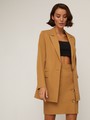 Жакет однобортный, цвет: кэмел Allweneed Удлиненный однобортный жакетс плечевыми накладками. Крой oversize дает отсылку к стилю мужского пиджака. Модель полуприталенного силуэта подчеркивает женственность фигуры. Жакет можно сочетать с брюками в тон, узкой юбкой или джинсами.
Цветомодели кэмел и терракотовый на 35% выполнены из переработанного пластика.
На модели размер XS
