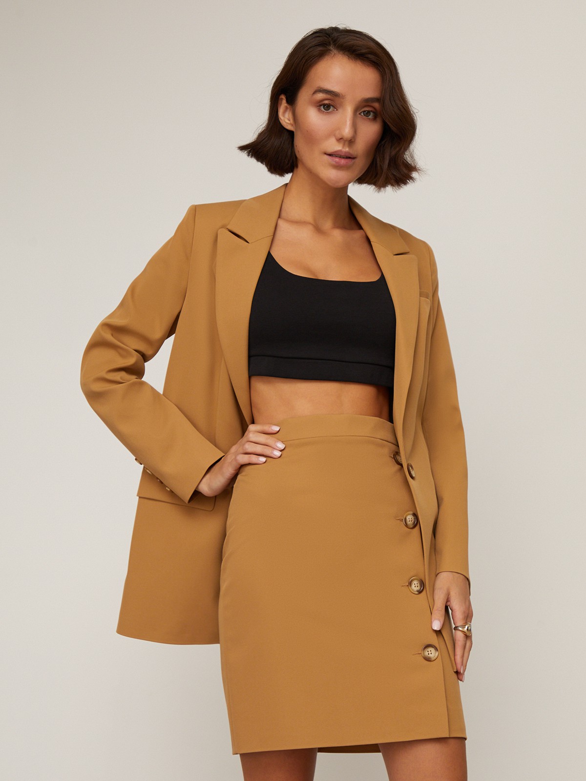 Юбка длины мини с пуговицами по краю, цвет: кэмел Allweneed Прямая юбка длины мини на высокой посадке. модель дополнена 4 декоративными пуговицами по левому боку. Верхний срез обработан отрезным поясом.
Цветомодели кэмел и терракотовый на 35% выполнены из переработанного пластика.
На модели размер XS