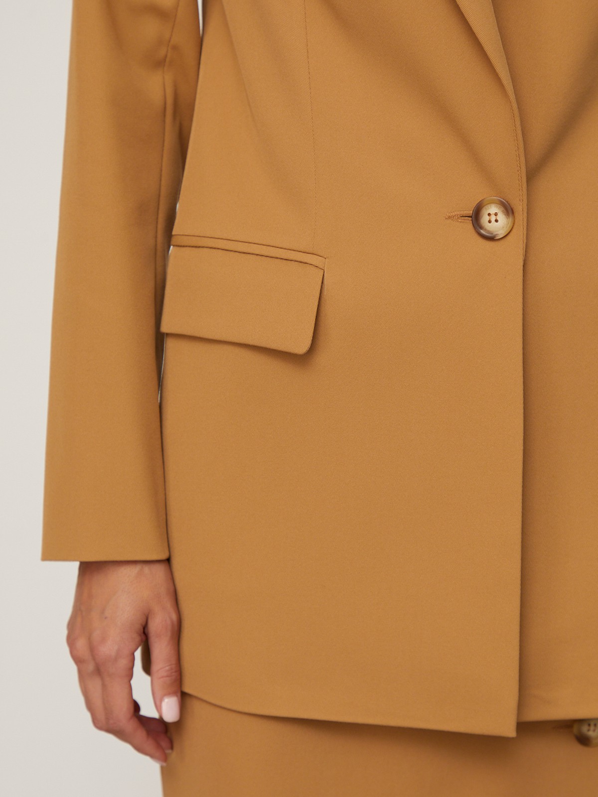 Жакет однобортный, цвет: кэмел Allweneed Удлиненный однобортный жакетс плечевыми накладками. Крой oversize дает отсылку к стилю мужского пиджака. Модель полуприталенного силуэта подчеркивает женственность фигуры. Жакет можно сочетать с брюками в тон, узкой юбкой или джинсами.
Цветомодели кэмел и терракотовый на 35% выполнены из переработанного пластика.
На модели размер XS