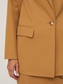 Жакет однобортный, цвет: кэмел Allweneed Удлиненный однобортный жакетс плечевыми накладками. Крой oversize дает отсылку к стилю мужского пиджака. Модель полуприталенного силуэта подчеркивает женственность фигуры. Жакет можно сочетать с брюками в тон, узкой юбкой или джинсами.
Цветомодели кэмел и терракотовый на 35% выполнены из переработанного пластика.
На модели размер XS