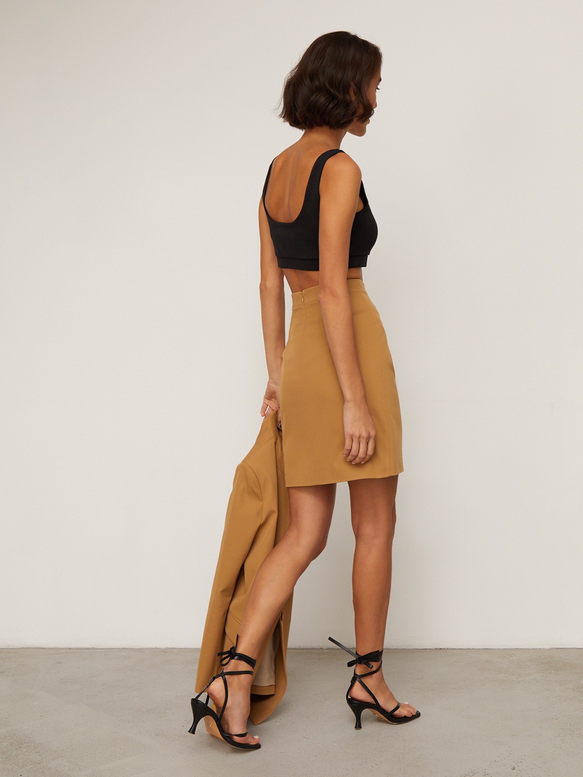 Юбка длины мини с пуговицами по краю, цвет: кэмел Allweneed Прямая юбка длины мини на высокой посадке. модель дополнена 4 декоративными пуговицами по левому боку. Верхний срез обработан отрезным поясом.
Цветомодели кэмел и терракотовый на 35% выполнены из переработанного пластика.
На модели размер XS