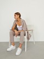 Однобортный жакет oversize, цвет: серо-розовый Allweneed
Однобортный жакет oversize из костюмной ткани оформлен широкими лацканами и прорезными карманами с листочками в тон. Приспущенный плечевой шов добавляет oversize крою дополнительный объем.
На модели размер S