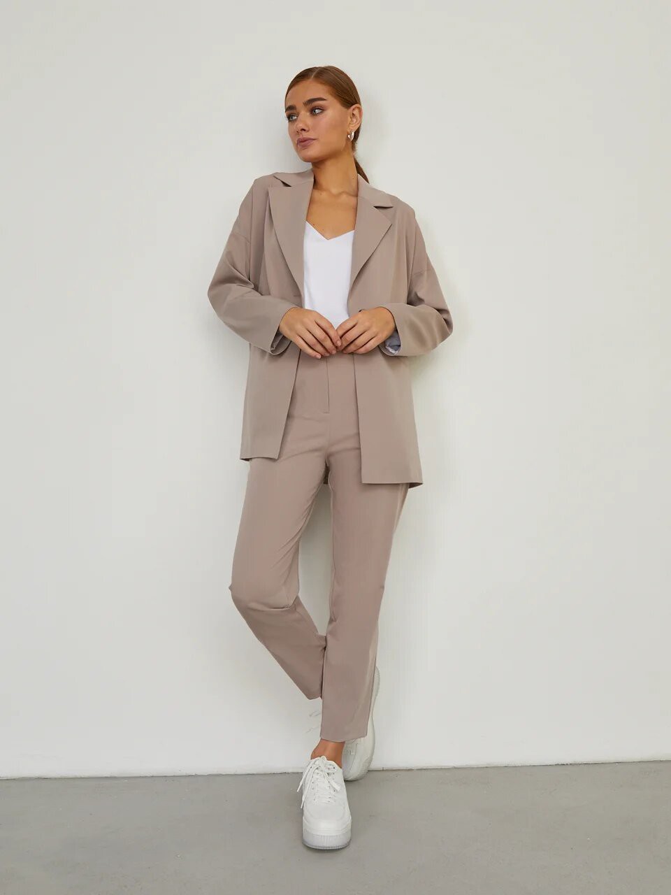 Однобортный жакет oversize, цвет: серо-розовый Allweneed
Однобортный жакет oversize из костюмной ткани оформлен широкими лацканами и прорезными карманами с листочками в тон. Приспущенный плечевой шов добавляет oversize крою дополнительный объем.
На модели размер S