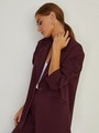 Однобортный жакет oversize, цвет: бордовый Allweneed
Однобортный жакет oversize из костюмной ткани оформлен широкими лацканами и прорезными карманами с листочками в тон. Приспущенный плечевой шов добавляет oversize крою дополнительный объем.
На модели размер S