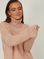 Свитер oversize с высоким воротом, цвет: розовый Allweneed Свитер oversize свободного кроя. Модель дополнена высоким воротом и резинками на рукавах и внизу. Сочетайте свитер с джинсами и брюками, заправляя край спереди, чтобы подчеркнуть талию и создать немного небрежный образ.
На модели размер one size