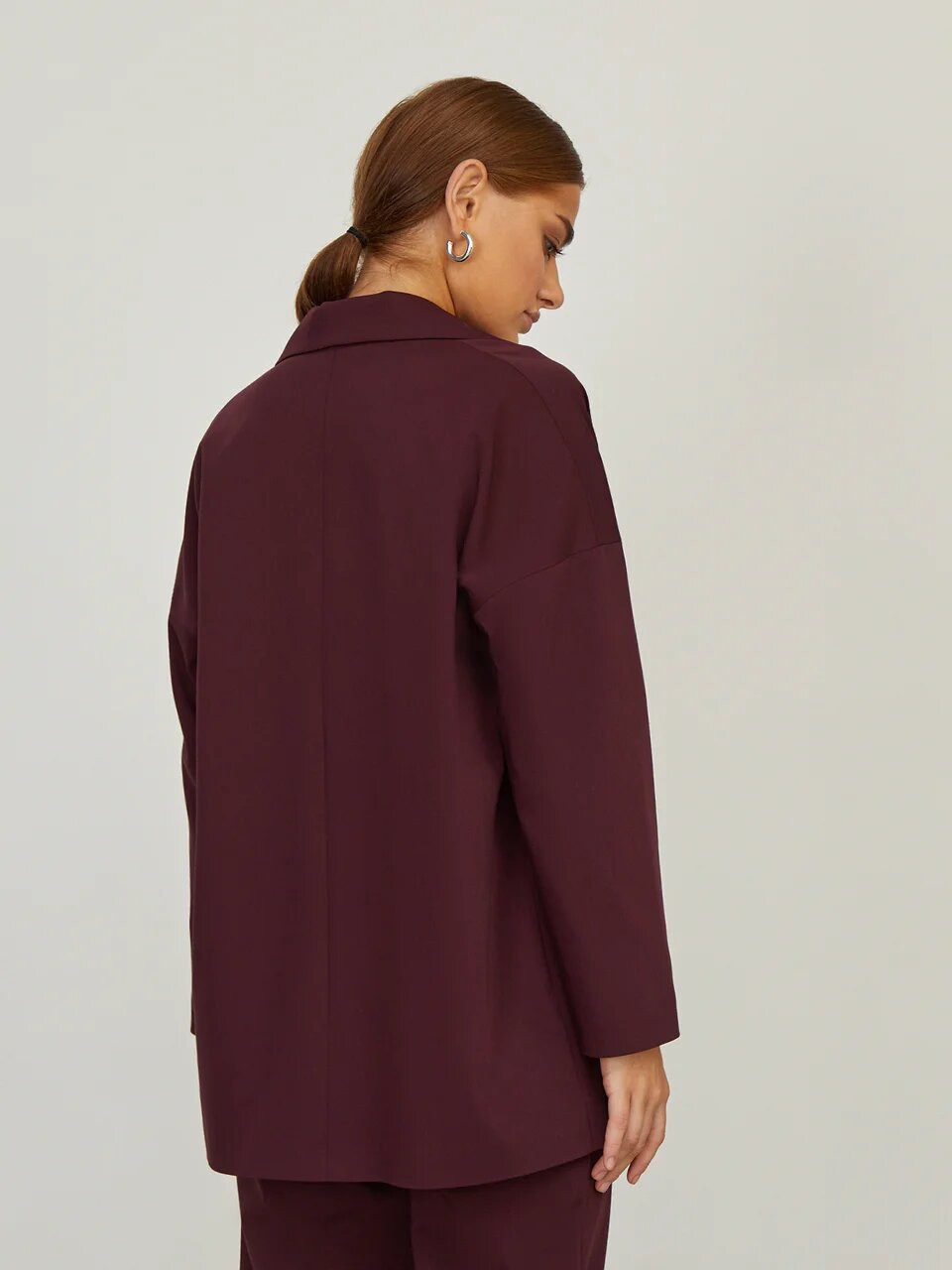 Однобортный жакет oversize, цвет: бордовый Allweneed
Однобортный жакет oversize из костюмной ткани оформлен широкими лацканами и прорезными карманами с листочками в тон. Приспущенный плечевой шов добавляет oversize крою дополнительный объем.
На модели размер S