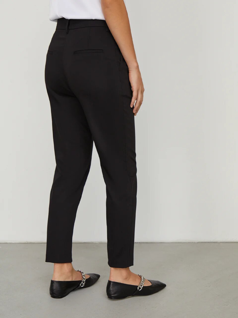 


Брюки-бананы из костюмной ткани оформлены пришивным поясом, шлевками для ремня и мягкими сборками. Карманы-листочки сзади.

На модели размер M