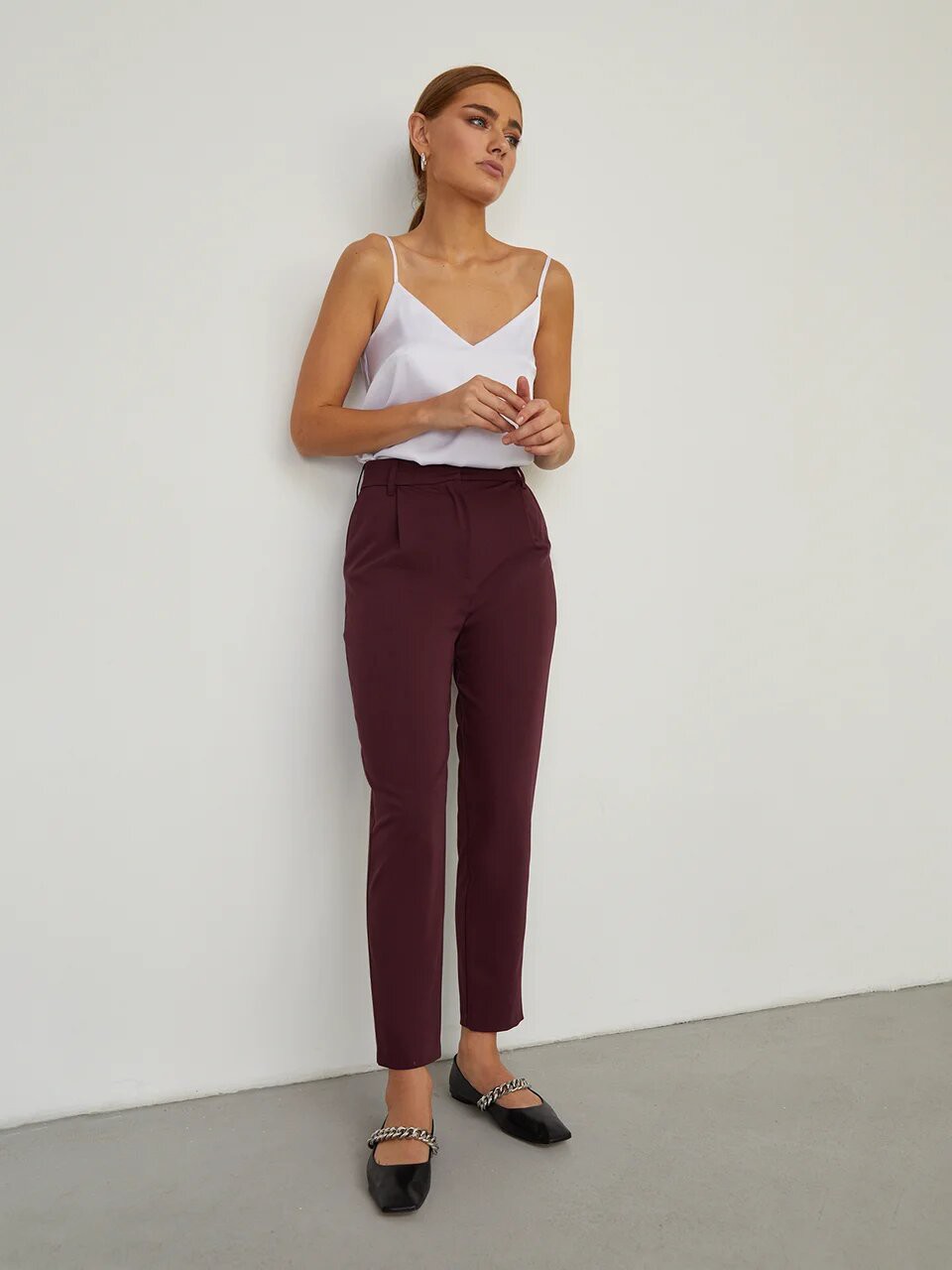 


Брюки-бананы из костюмной ткани оформлены пришивным поясом, шлевками для ремня и мягкими сборками. Карманы-листочки сзади.

На модели размер M