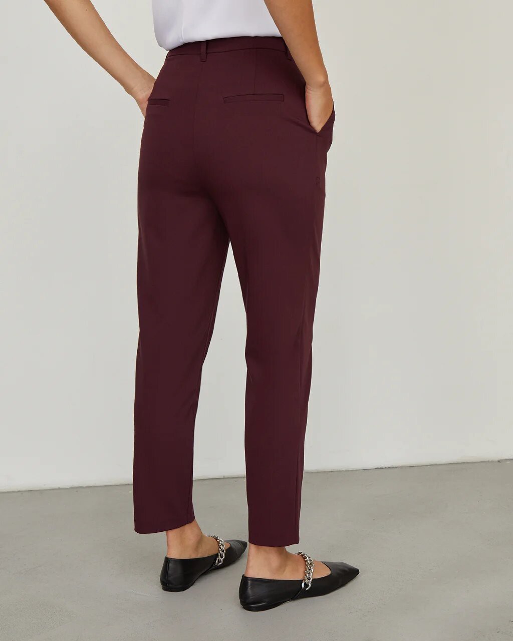 


Брюки-бананы из костюмной ткани оформлены пришивным поясом, шлевками для ремня и мягкими сборками. Карманы-листочки сзади.

На модели размер M