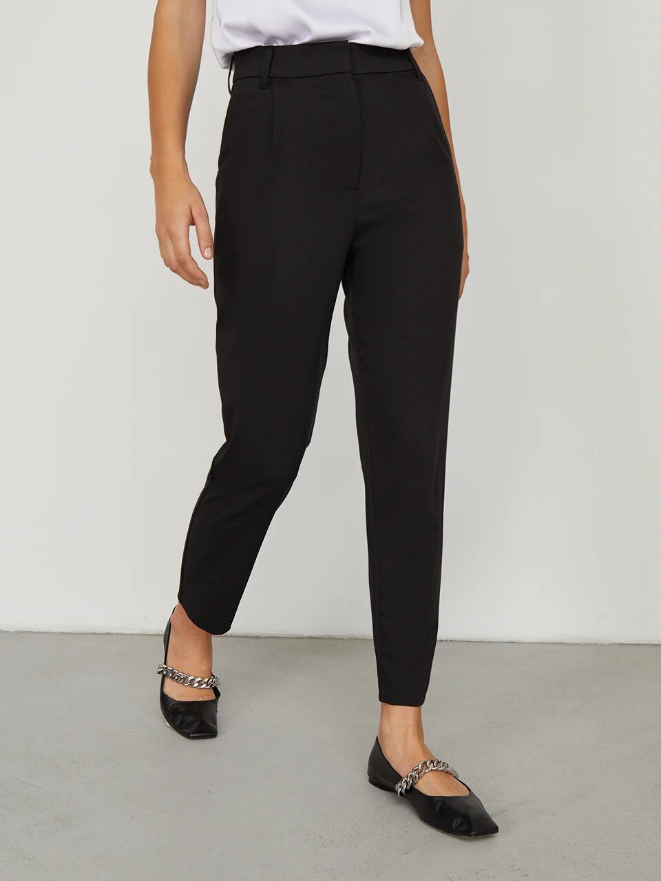 


Брюки-бананы из костюмной ткани оформлены пришивным поясом, шлевками для ремня и мягкими сборками. Карманы-листочки сзади.

На модели размер M