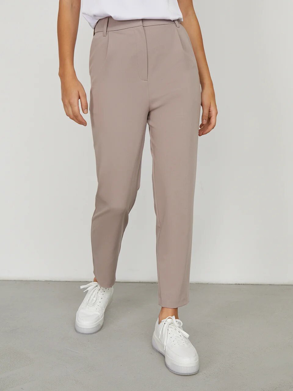 Брюки-бананы со шлевками, цвет: серо-розовый Allweneed
Брюки-бананы из костюмной ткани оформлены пришивным поясом, шлевками для ремня и мягкими сборками. Карманы-листочки сзади.
На модели размер M