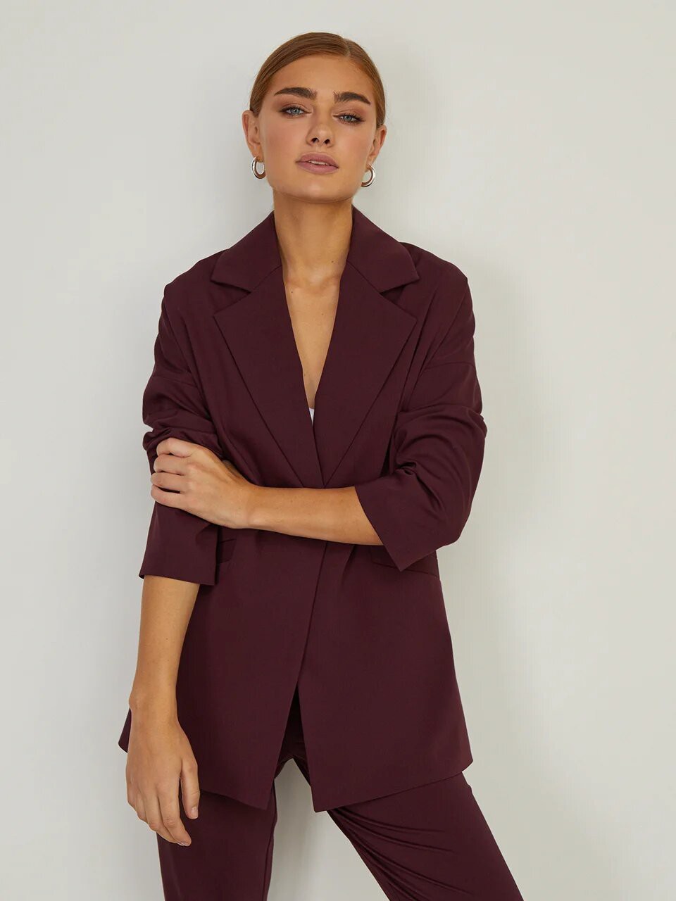 Однобортный жакет oversize, цвет: бордовый Allweneed
Однобортный жакет oversize из костюмной ткани оформлен широкими лацканами и прорезными карманами с листочками в тон. Приспущенный плечевой шов добавляет oversize крою дополнительный объем.
На модели размер S