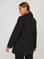 


Однобортный жакет oversize из костюмной ткани оформлен широкими лацканами и прорезными карманами с листочками в тон. Приспущенный плечевой шов добавляет oversize крою дополнительный объем.

На модели размер S