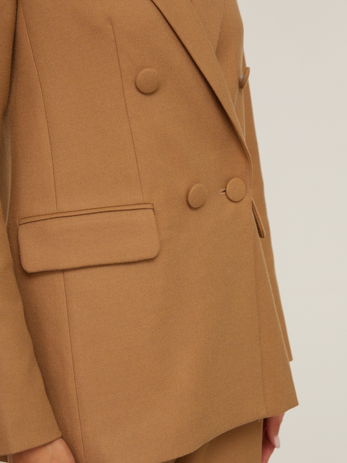 Двубортный жакет свободного кроя с обтяжными пуговицами и клапанами на карманах. Сочетайте с брюками в тон для создания изысканного, делового или вечернего образа. Бестселлер базовой коллекции, который мы повторили этой осенью в глубоких природных оттенках.

На модели размер XS