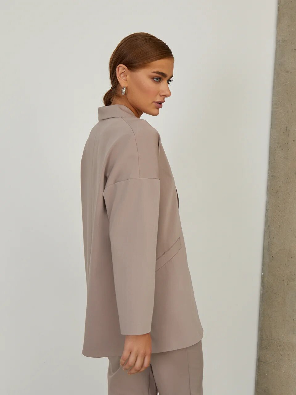 Однобортный жакет oversize, цвет: серо-розовый Allweneed
Однобортный жакет oversize из костюмной ткани оформлен широкими лацканами и прорезными карманами с листочками в тон. Приспущенный плечевой шов добавляет oversize крою дополнительный объем.
На модели размер S