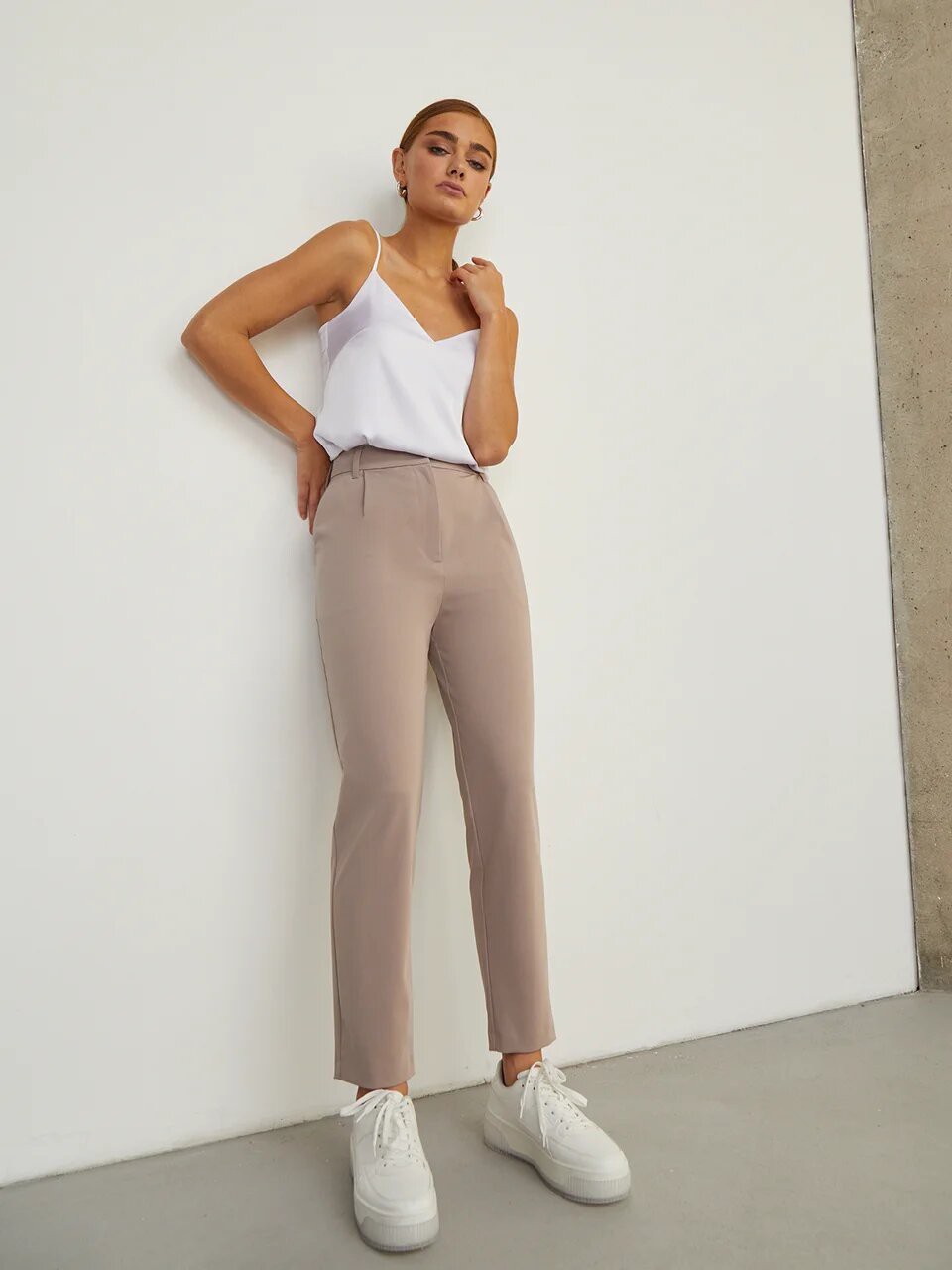 Брюки-бананы со шлевками, цвет: серо-розовый Allweneed
Брюки-бананы из костюмной ткани оформлены пришивным поясом, шлевками для ремня и мягкими сборками. Карманы-листочки сзади.
На модели размер M