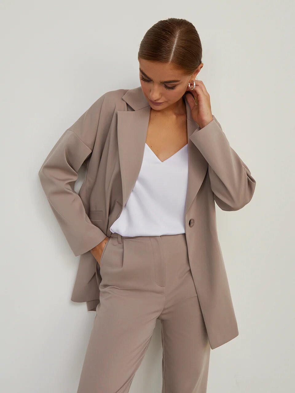 Однобортный жакет oversize, цвет: серо-розовый Allweneed
Однобортный жакет oversize из костюмной ткани оформлен широкими лацканами и прорезными карманами с листочками в тон. Приспущенный плечевой шов добавляет oversize крою дополнительный объем.
На модели размер S