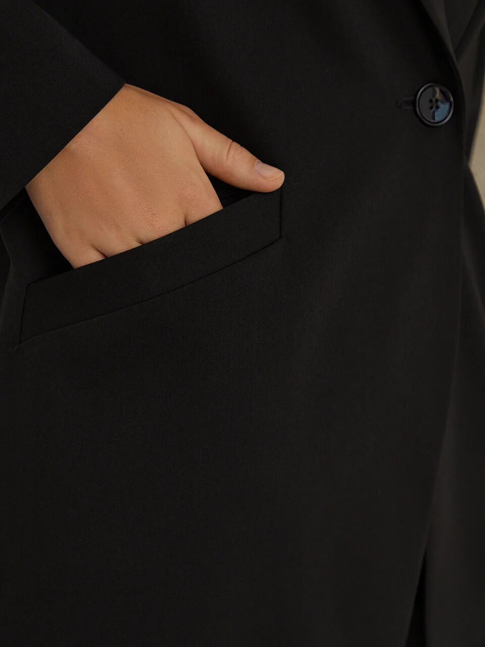 


Однобортный жакет oversize из костюмной ткани оформлен широкими лацканами и прорезными карманами с листочками в тон. Приспущенный плечевой шов добавляет oversize крою дополнительный объем.

На модели размер S