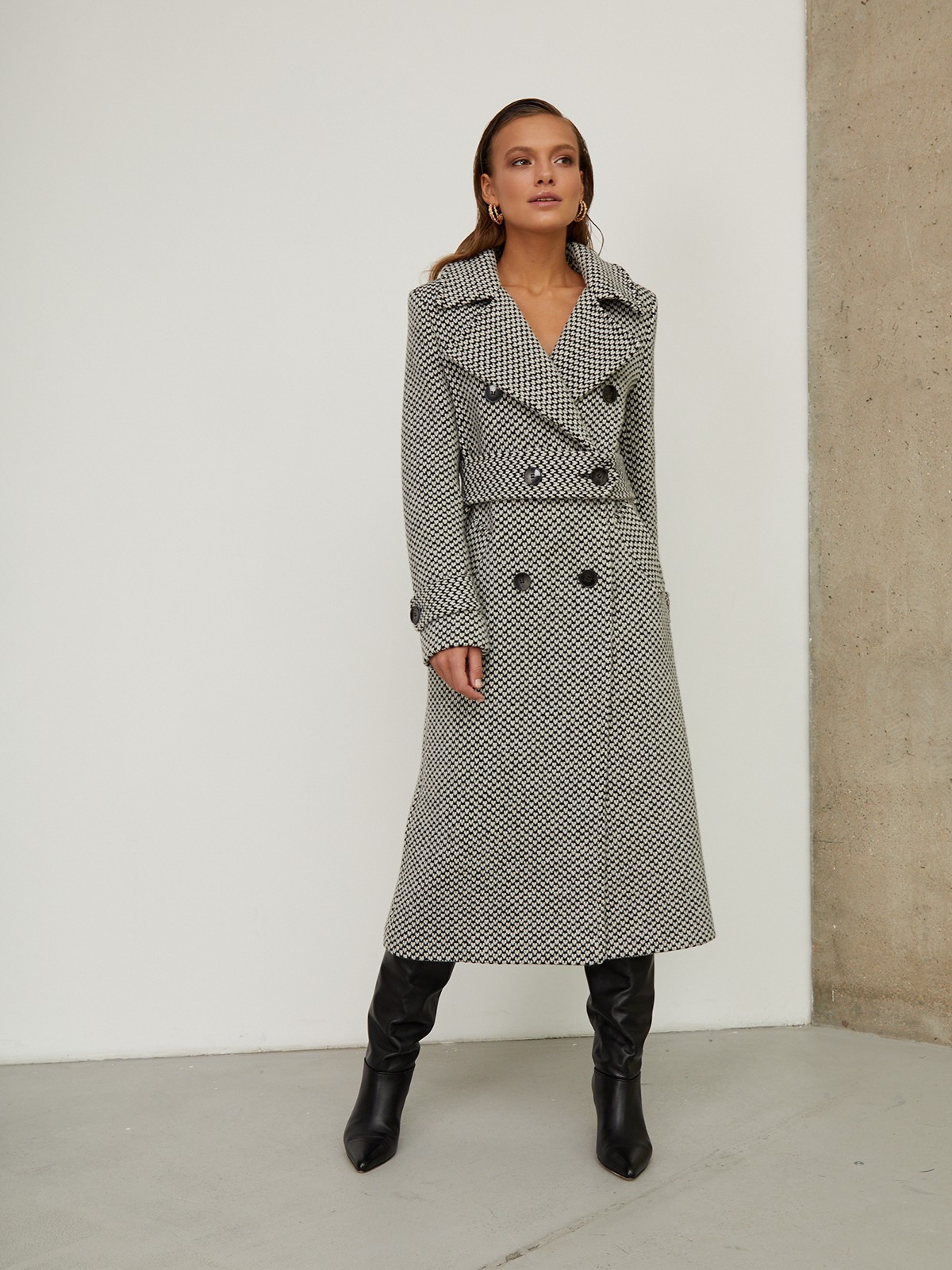 Двубортное пальто-тренчс кокеткой по спинке, широким поясом на пуговицах и шлицей сзади.
Рукава декорированы патами на пуговицах. Классический крой в сочетании с элементами стиля милитари - отличная альтернатива минимализму.

На модели размер XS