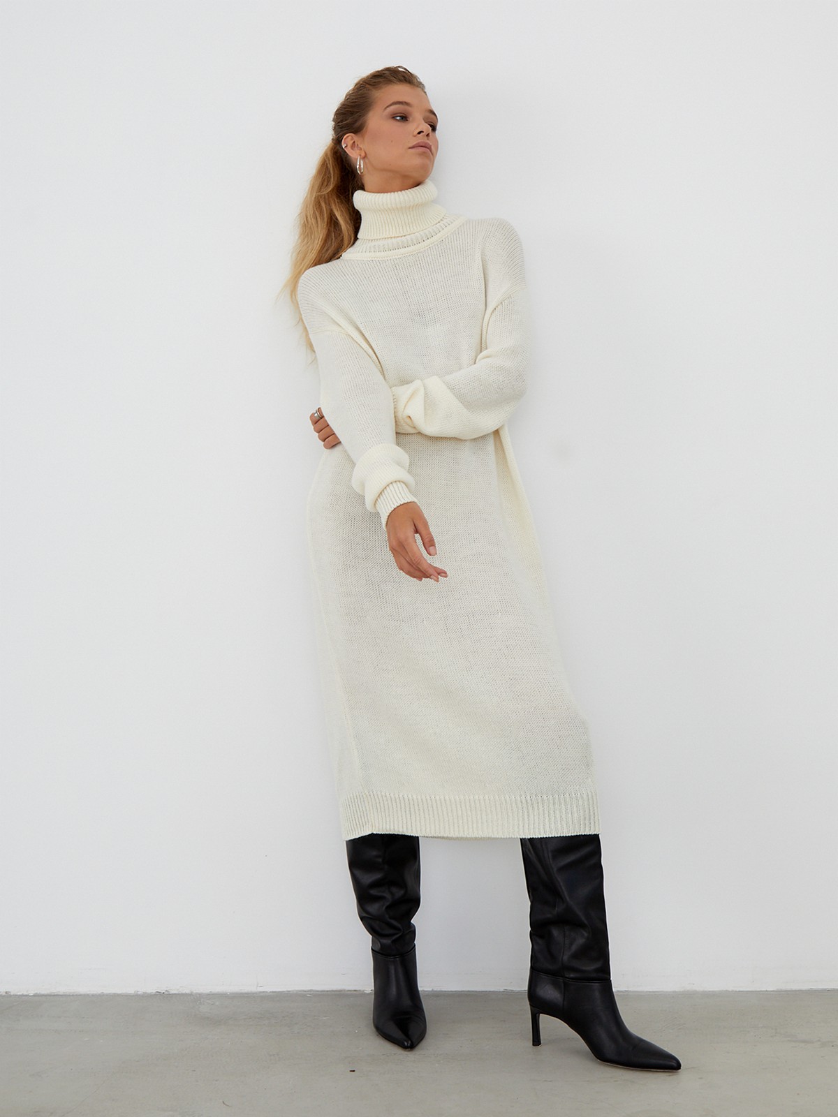 Трикотажное платье длины миди прямого кроя. Дополнено широким высоким воротом. По низу рукава и низу изделия притачан манжет, что создает удобство при ношении платья. Идеальный вариант для прохладных зимнихпрогулок и уютных посиделок с друзьями.

На модели размер one size