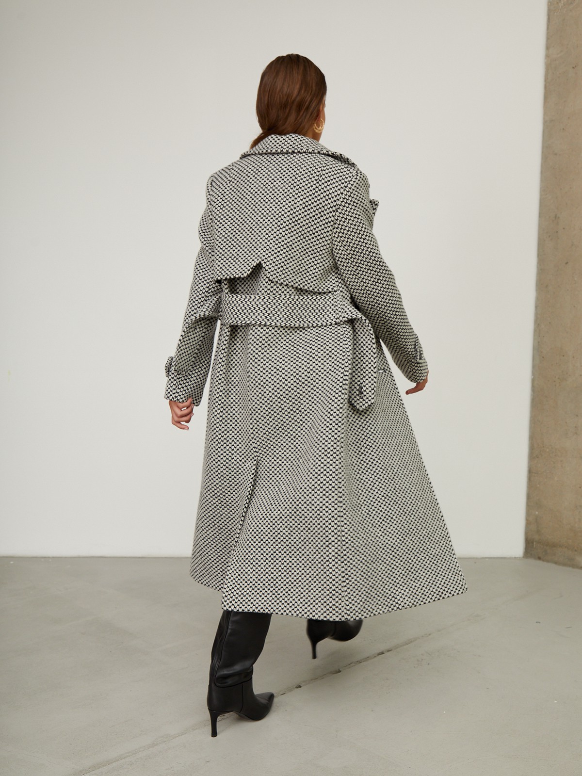 Двубортное пальто-тренчс кокеткой по спинке, широким поясом на пуговицах и шлицей сзади.
Рукава декорированы патами на пуговицах. Классический крой в сочетании с элементами стиля милитари - отличная альтернатива минимализму.

На модели размер XS