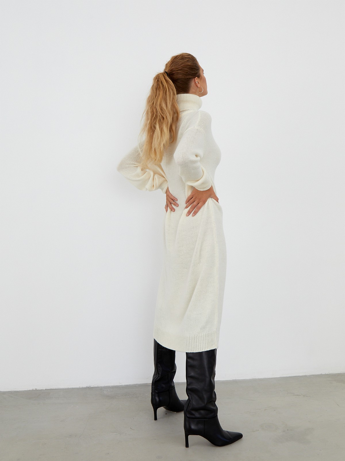 Трикотажное платье длины миди прямого кроя. Дополнено широким высоким воротом. По низу рукава и низу изделия притачан манжет, что создает удобство при ношении платья. Идеальный вариант для прохладных зимнихпрогулок и уютных посиделок с друзьями.

На модели размер one size