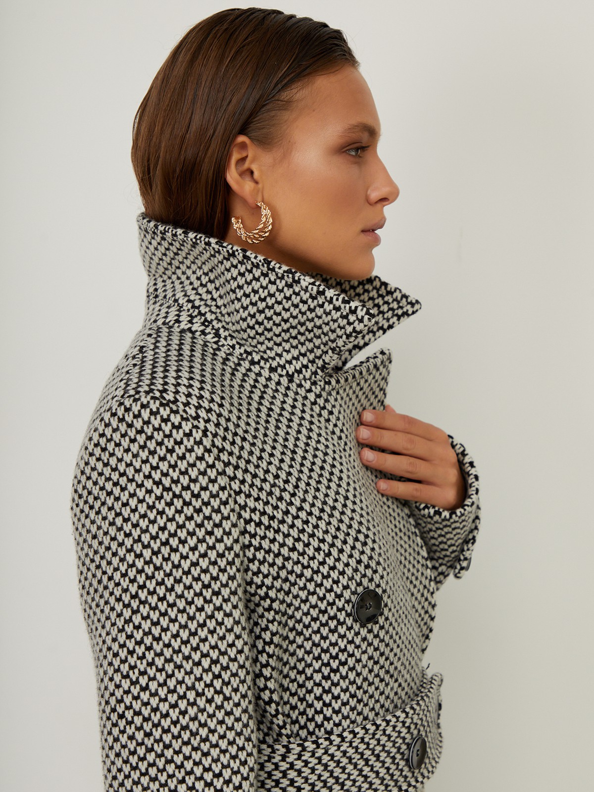 Двубортное пальто-тренчс кокеткой по спинке, широким поясом на пуговицах и шлицей сзади.
Рукава декорированы патами на пуговицах. Классический крой в сочетании с элементами стиля милитари - отличная альтернатива минимализму.

На модели размер XS