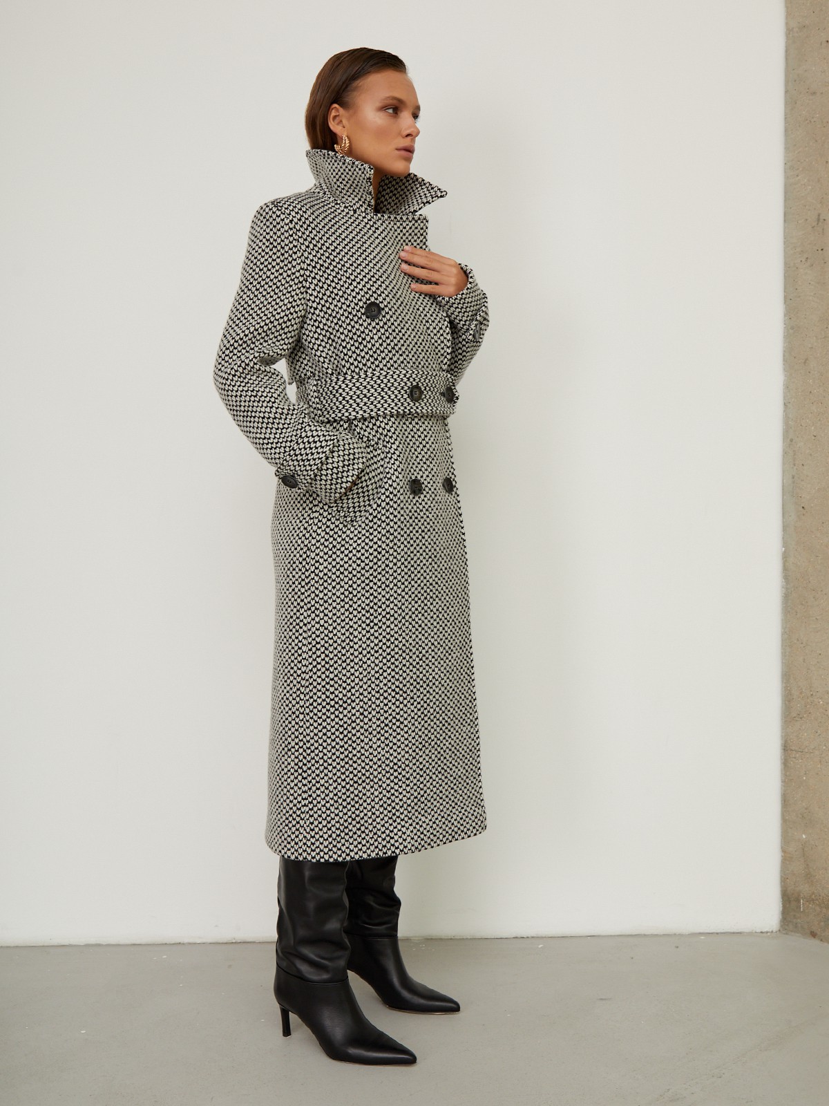 Двубортное пальто-тренчс кокеткой по спинке, широким поясом на пуговицах и шлицей сзади.
Рукава декорированы патами на пуговицах. Классический крой в сочетании с элементами стиля милитари - отличная альтернатива минимализму.

На модели размер XS