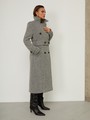 Двубортное пальто-тренчс кокеткой по спинке, широким поясом на пуговицах и шлицей сзади.
Рукава декорированы патами на пуговицах. Классический крой в сочетании с элементами стиля милитари - отличная альтернатива минимализму.

На модели размер XS