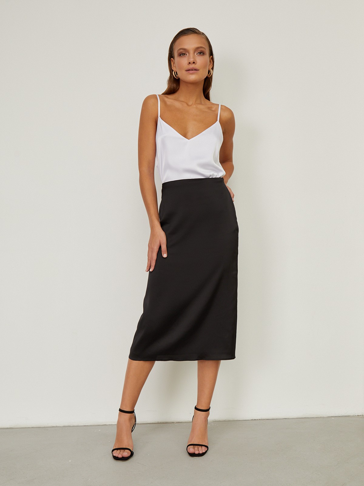 


Юбка миди средней длины из легкой атласной ткани. Средняя посадка акцентирует талию, свободно ниспадающий подол придает образу мягкость.

На модели размер XS