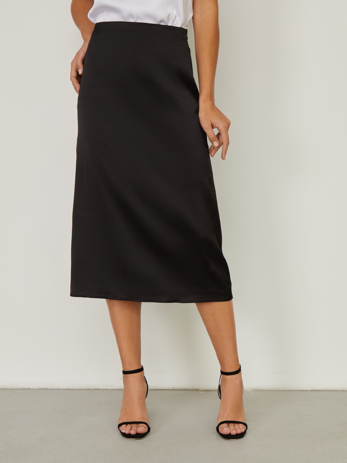 


Юбка миди средней длины из легкой атласной ткани. Средняя посадка акцентирует талию, свободно ниспадающий подол придает образу мягкость.

На модели размер XS