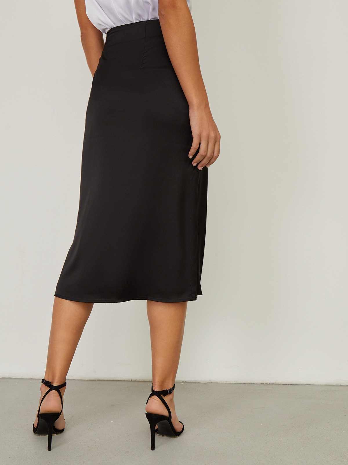 


Юбка миди средней длины из легкой атласной ткани. Средняя посадка акцентирует талию, свободно ниспадающий подол придает образу мягкость.

На модели размер XS